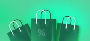 Três sacolas de compras verdes com alças pretas e brancas, uma com um símbolo de porcentagem, sobre fundo verde.