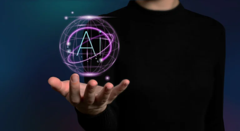 Uma pessoa vestindo uma blusa preta de manga comprida segura a palma da mão para cima, apresentando uma figura holográfica brilhante em tons de roxo e rosa com as letras "AI" em seu centro.