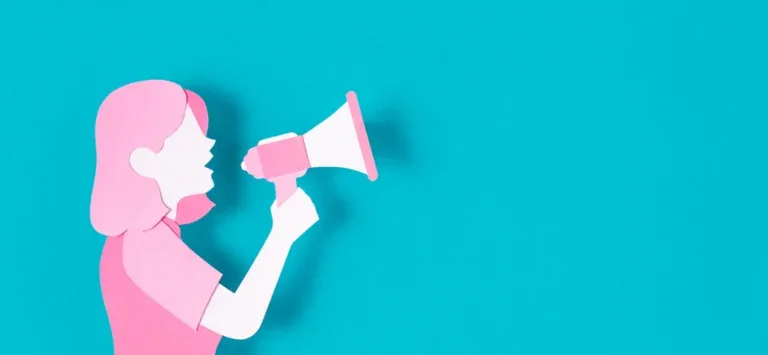Esta imagem apresenta uma arte em papel de uma silhueta feminina rosa utilizando um megafone, sobre um fundo azul vibrante.