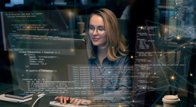 Mulher jovem de óculos operando computador com linhas de código de programação sobrepostas à imagem. Tecnologia e dados.
