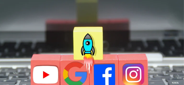 Blocos com logos do YouTube, Google, Facebook e Instagram servem de base para um foguete, simbolizando crescimento digital.