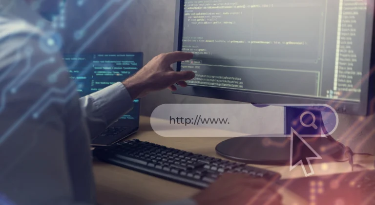 Pessoa aponta para tela com códigos de programação e uma barra de busca sobreposta com o texto "http://www. ".