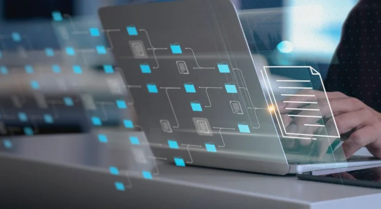 Pessoa digitando em laptop com gráfico transparente sobreposto na tela, mostrando pastas e documentos conectados por linhas, representando organização de dados. Ao fundo, escritório moderno com luz suave.