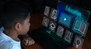 Garoto vestindo camiseta branca em ambiente com pouca iluminação, observando atentamente a tela de um notebook. Na tela e ao redor dela, há ilustrações digitais luminosas de ícones educativos — incluindo um player de vídeo, livro aberto, lâmpada, capelo, lupa e um tubo de ensaio —, além do texto "Education" em tom azul neon sobre um fundo digital.